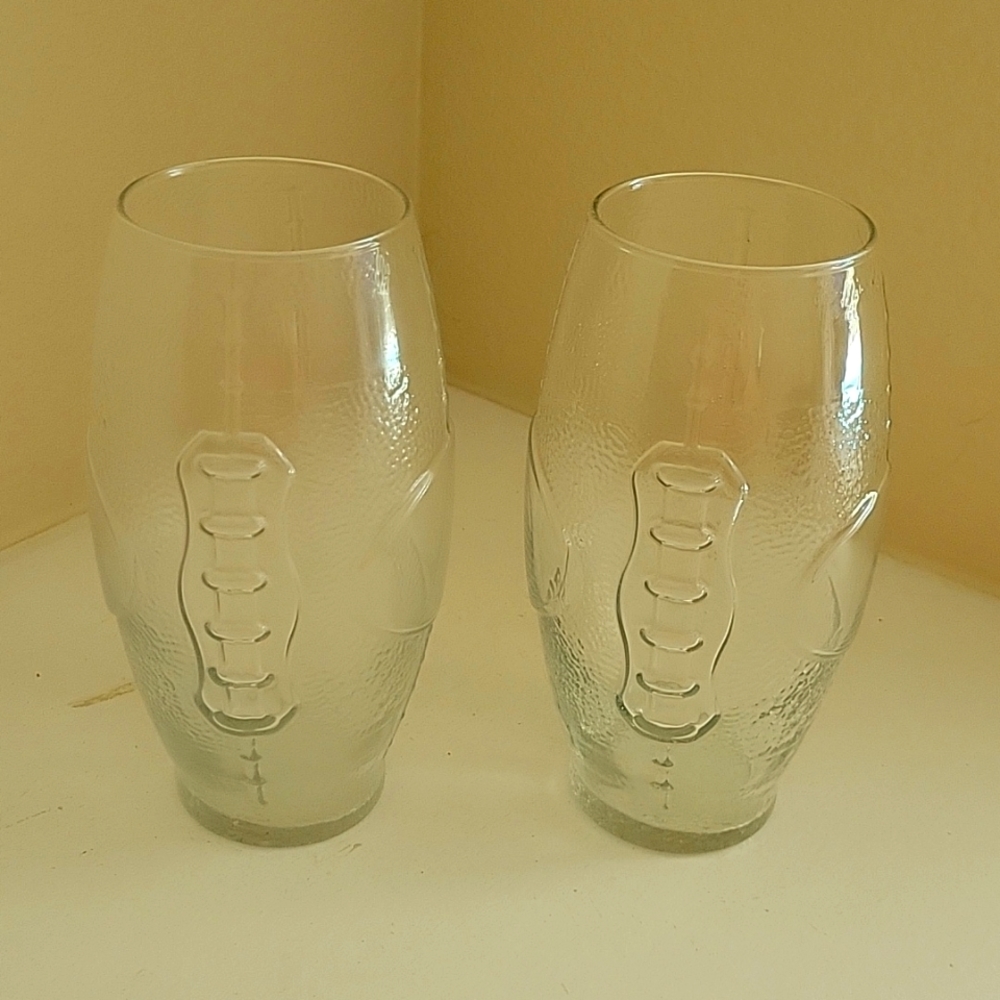 🏈 🏈GLASSES🏈 🏈 TWO 7" TALL CLEAR GLASS, HOLDS 20+ Oz.